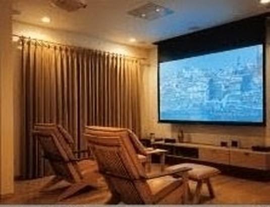 一条工務店の紹介特典で選べるJBL社製5.1chスピーカーセット（写真はホームシアターの使用イメージ。スクリーン・プロジェクターは含まれません）